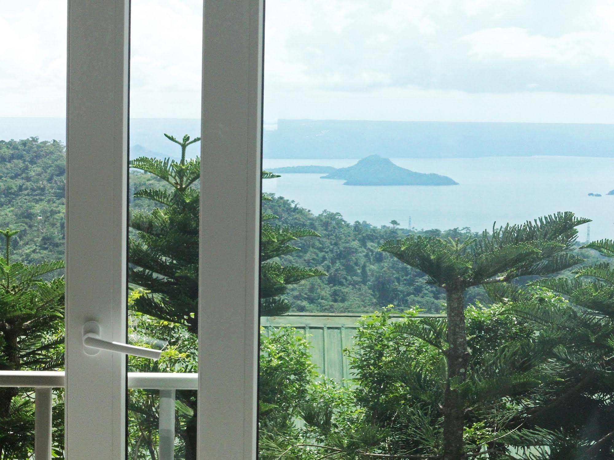 Discovery Country Suites Tagaytay City Exterior photo